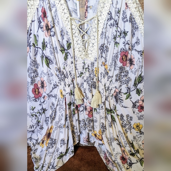 Coco & Jaimeson Floral Cold Shoulder W Ties And Crochet Trim - Picture 5 of 16